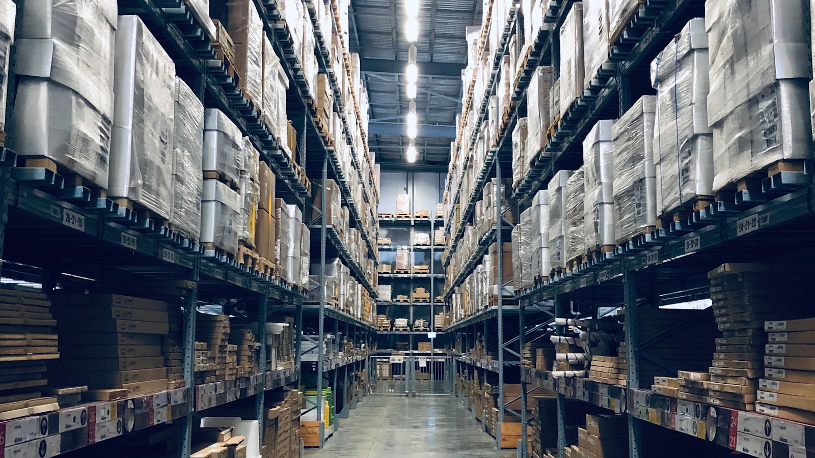 Yedek parça deposunda raflar arasında stok takibi